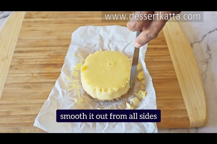 smoothing out the edges of cheesecake using butter knife