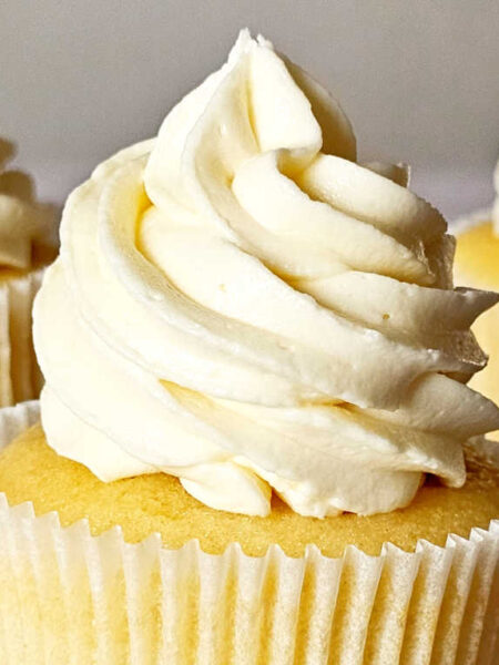 American buttercream frosting Image and recipe by Sayali Bhave. Copyright : www.dessertkatta.com