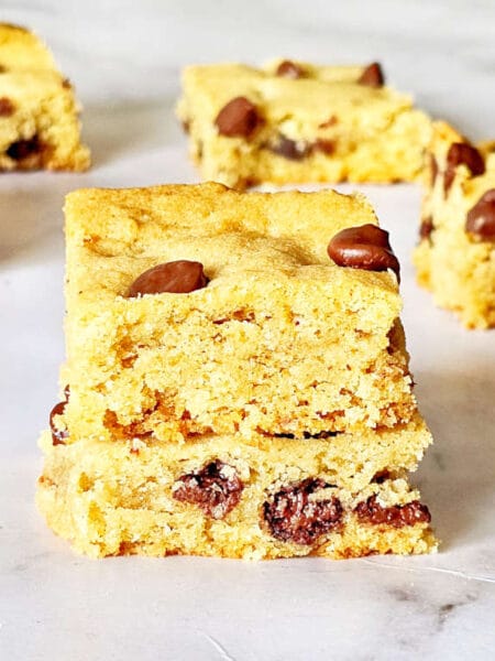 chocolate chip cookie bars Image and recipe by Sayali Bhave. Copyright : www.dessertkatta.com